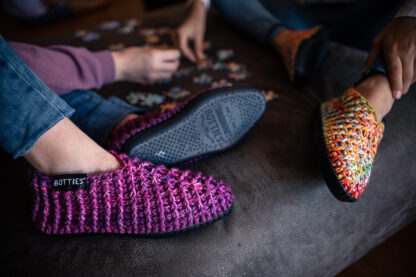 Schuhe häkeln mit der beliebten Sockenwolle REGIA Color und den robusten Sohlen von Botties – schnell und einfach häkeln mit Reliefstäbchen – toller Farbeffekt!