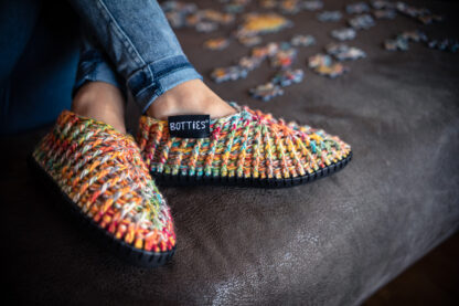 Schuhe häkeln mit der beliebten Sockenwolle REGIA Color und den robusten Sohlen von Botties – schnell und einfach häkeln mit Reliefstäbchen – toller Farbeffekt!