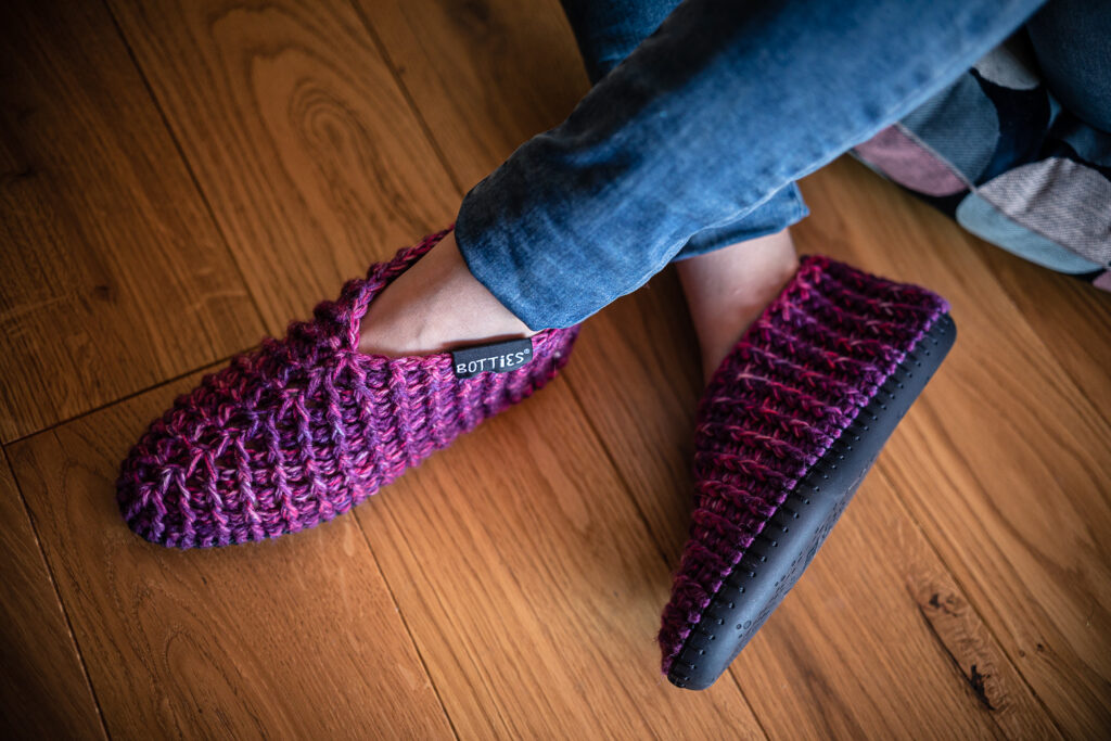 Schuhe häkeln mit der beliebten Sockenwolle REGIA Color und den robusten Sohlen von Botties – schnell und einfach häkeln mit Reliefstäbchen – toller Farbeffekt! Hier in Burgunder Rot.
